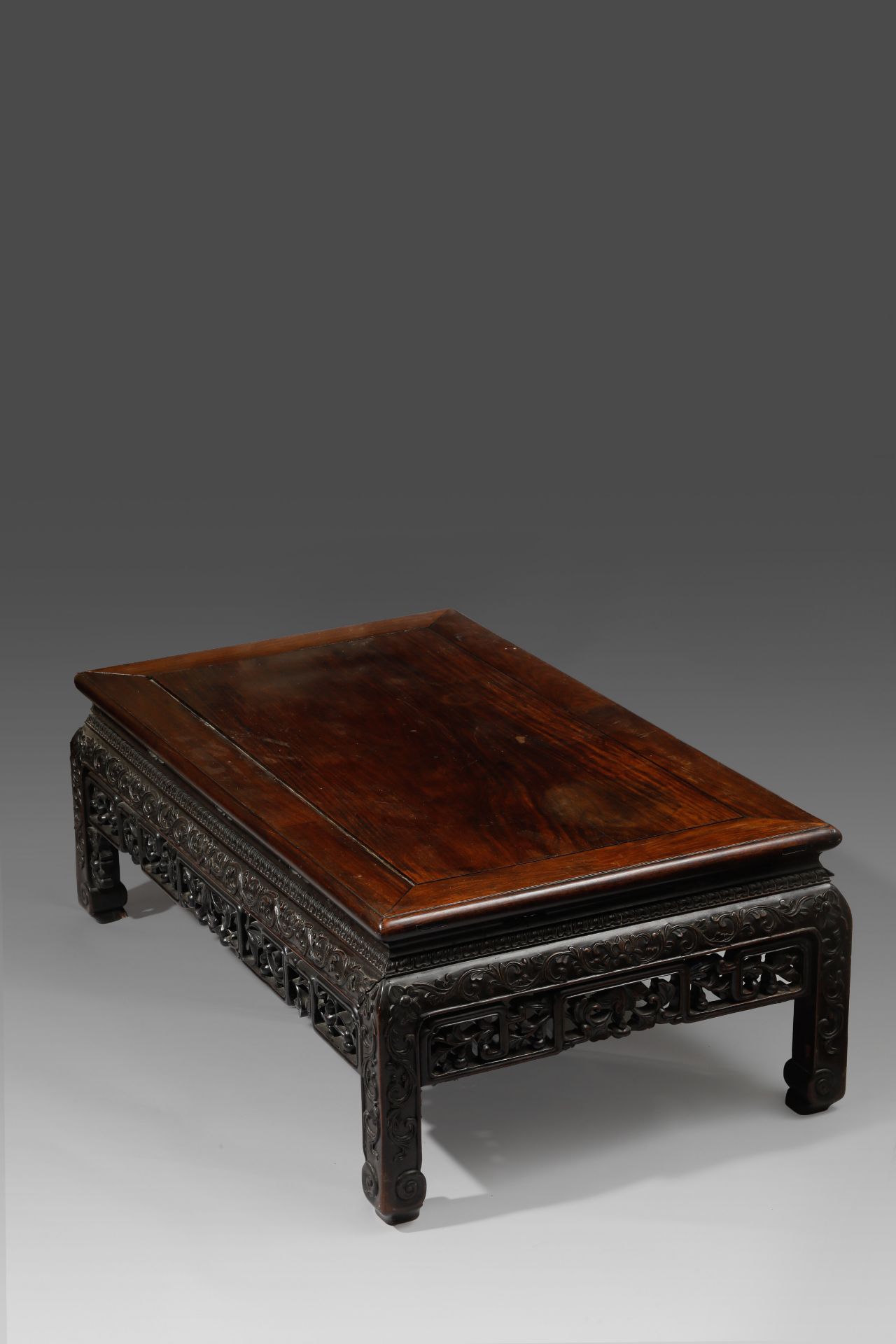 Table à Thé à frises de rinceaux en ajour et ciselée de motifs floraux Bois Chine Dynastie Qing