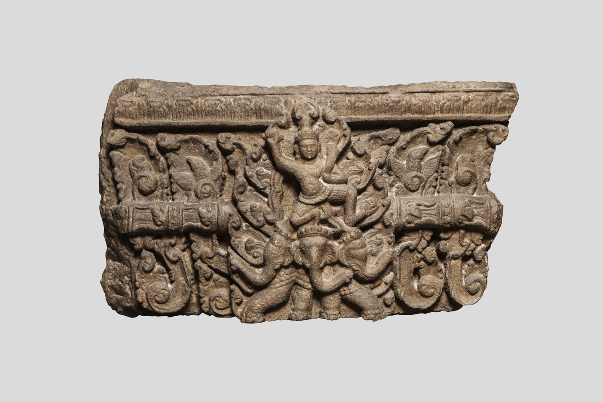 Linteau de temple illustré en haut relief d'un Vishnu chevauchant l'éléphant tricéphale Ananda
