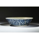 Large coupe en porcelaine blanche décorée en bleu cobalt sous couverte de poissons flottant au