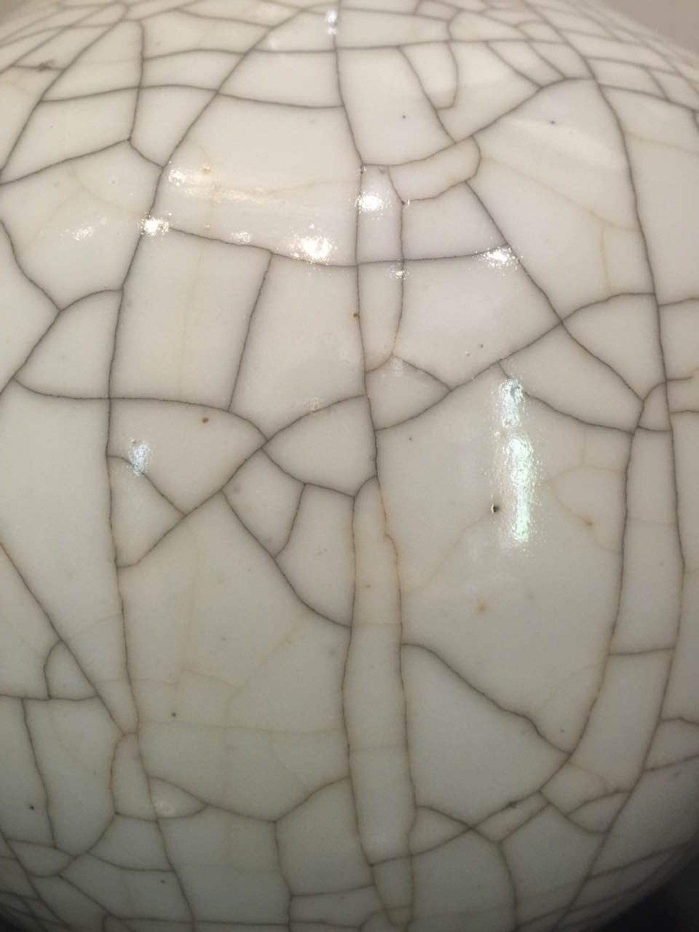 Vase Ghe Yao globulaire à col droit en porcelaine à glaçure monochrome blanche craquelée Chine - Image 4 of 9