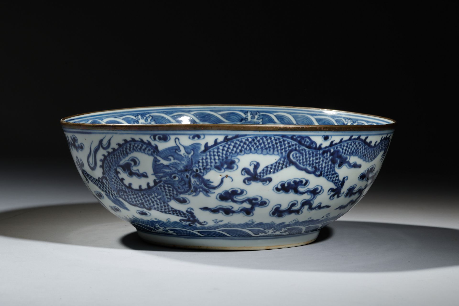 Large coupe en porcelaine blanche décorée en bleu cobalt sous couverte de dragons impériaux flottant - Image 3 of 8