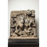 Umamahesvara illustrant Shiva et Parvati tendrement enlacés, la Shakti du dieu de l'amour sur ses