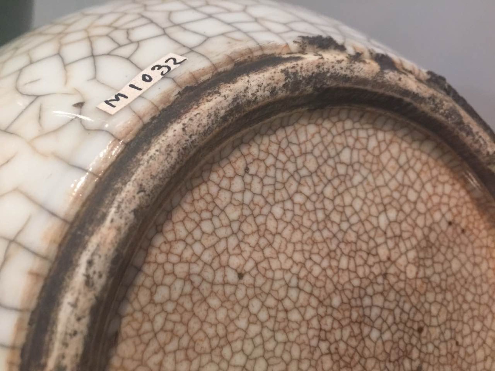 Vase Ghe Yao globulaire à col droit en porcelaine à glaçure monochrome blanche craquelée Chine - Image 9 of 9