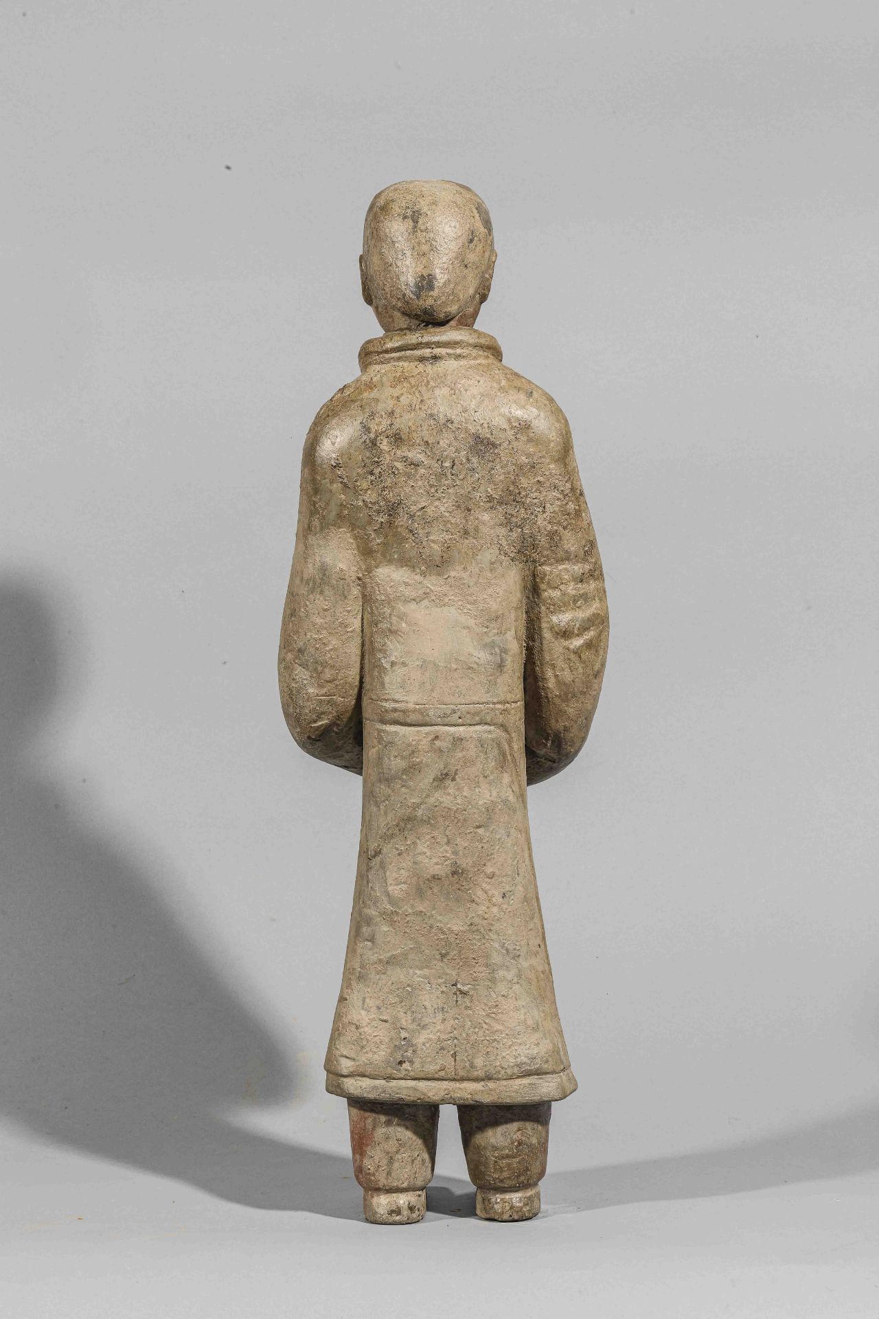 Mingqi Dignitaire debout dans une posture hiératique, vêtu d’une grande tunique à longues manches - Bild 6 aus 6