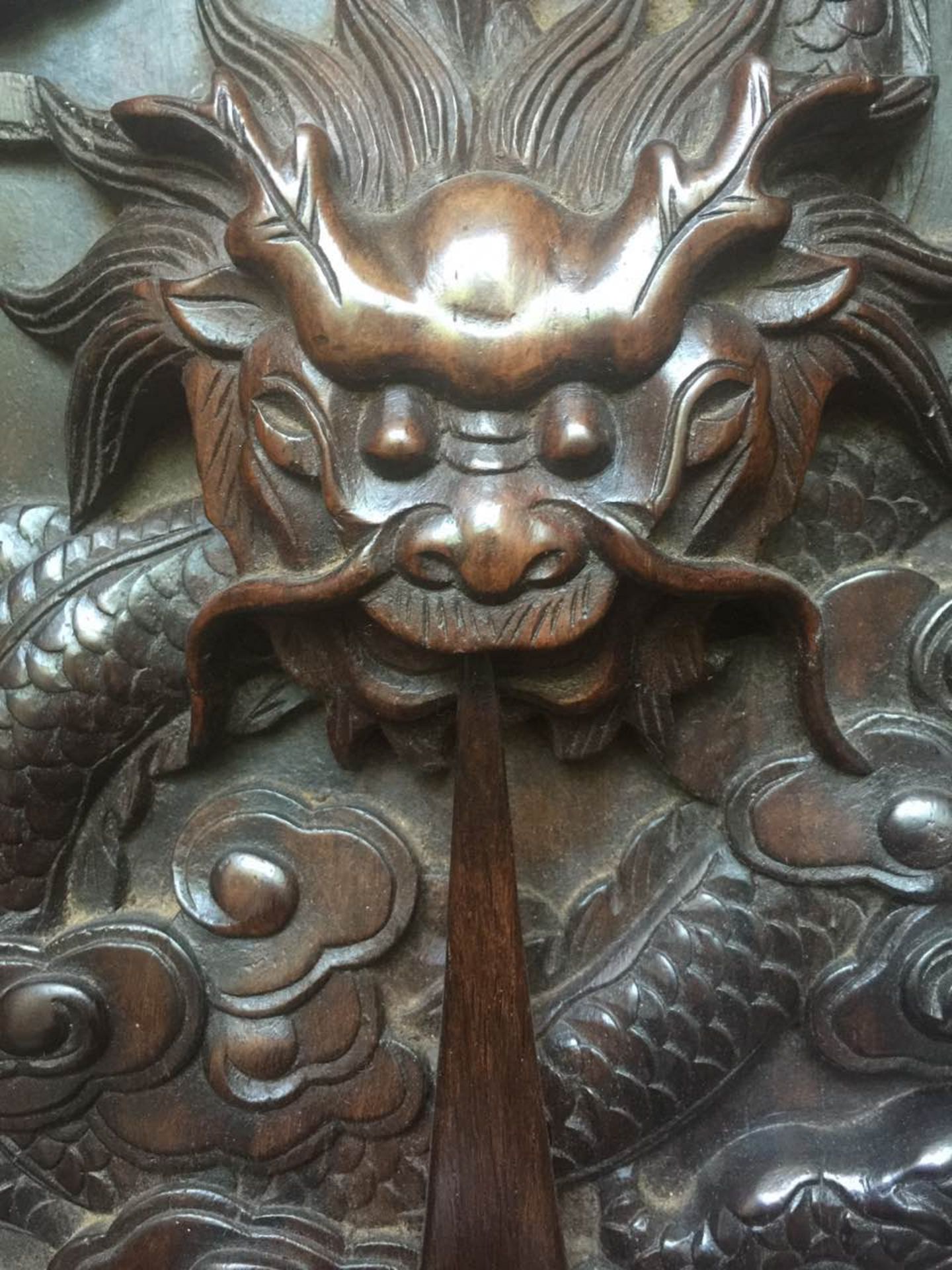 Panneau d'éléments d'architecture ou de mobilier ciselé en haut relief d'un dragon céleste - Image 2 of 4
