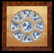 Présentoir composé de neuf coupelles en porcelaine blanche décoré en bleu cobalt sous couverte d'