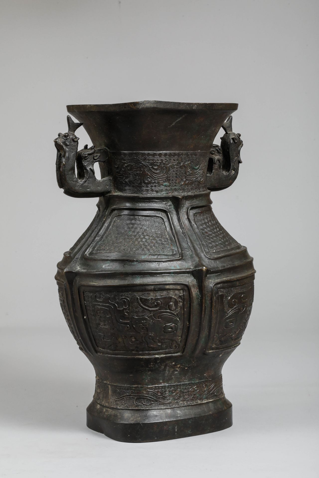 Vase de forme « GU » moulé de huit réserves à motifs archaïsants et géométriques, et de deux - Bild 3 aus 9
