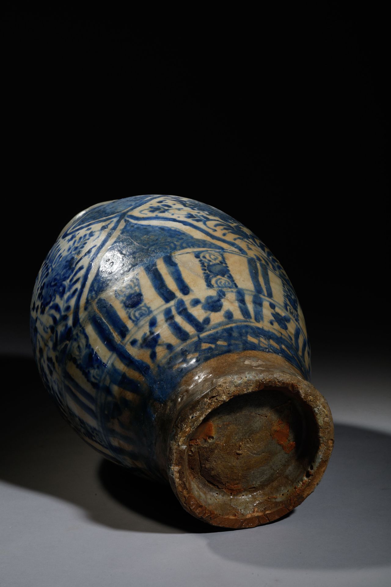 Vase ovoïde en céramique siliceuse à glaçure plombifère à décor en bleu sous couverte de bouque- - Image 5 of 5