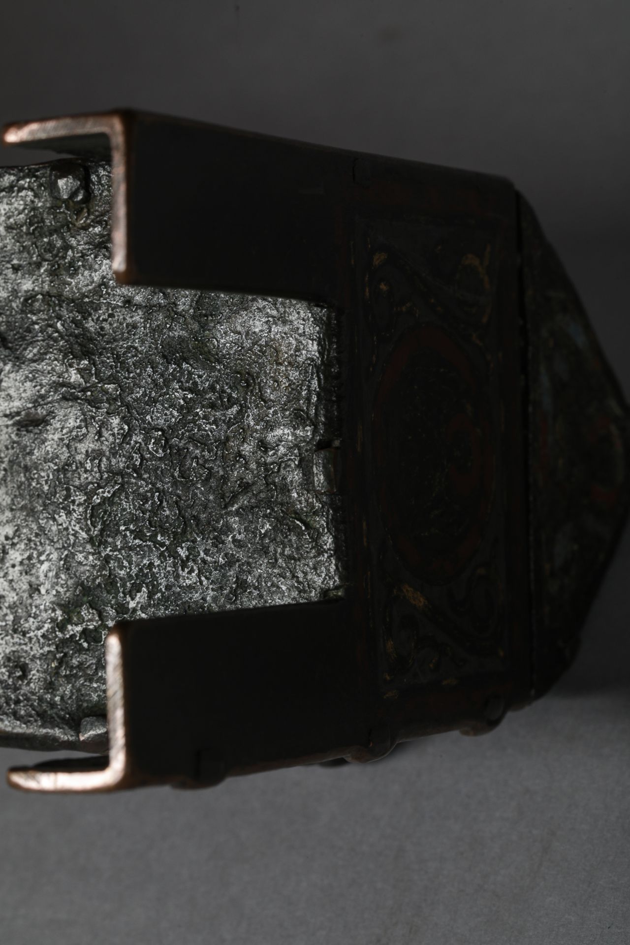 Coffret en cuivre doré et émaillé en champlevé de Limoges Début 13 eme siècle Ht 2,8cm x diam 12,5cm - Bild 9 aus 9