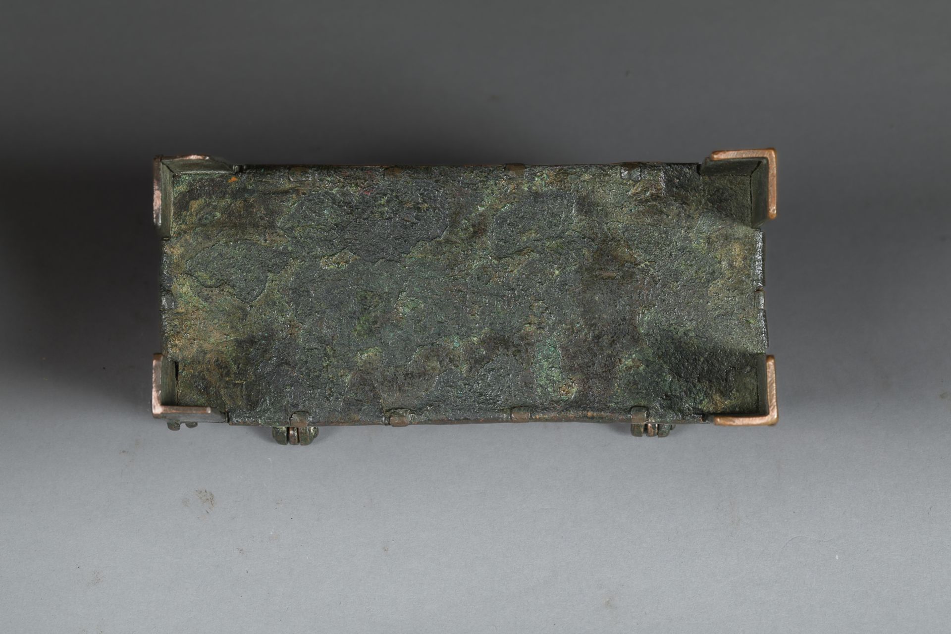 Coffret en cuivre doré et émaillé en champlevé de Limoges Début 13 eme siècle Ht 2,8cm x diam 12,5cm - Bild 8 aus 9