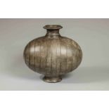 Vase « Cocon » sur piédouche décoré de lignes verticales incisées Terre cuite grise Chine Dynastie