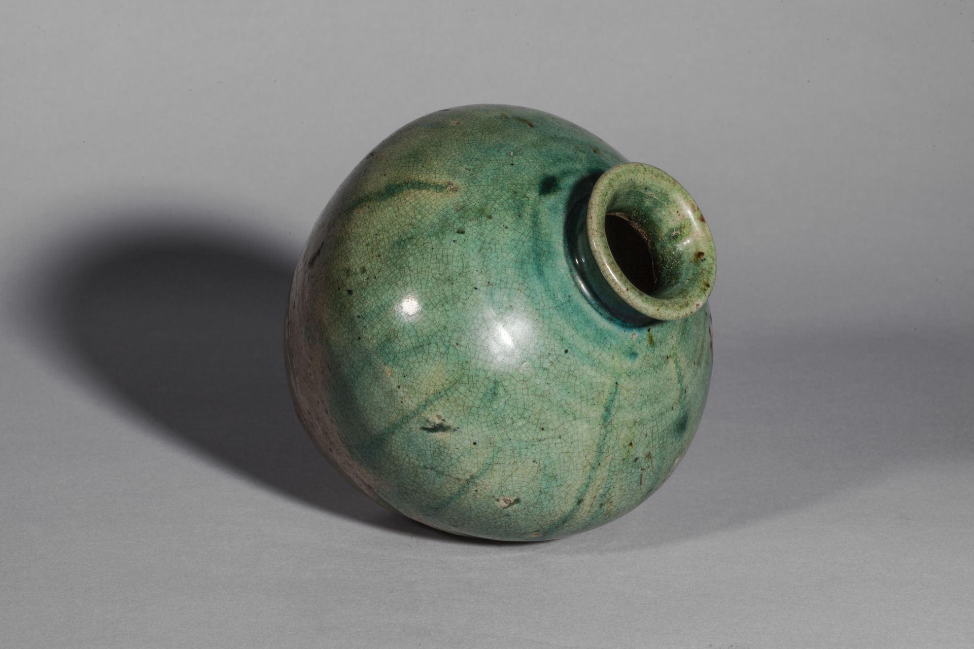 Vase globulaire à petit col ourlé en grès porcelaineux à glaçure monochrome verte et beige - Bild 2 aus 2