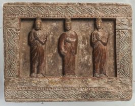 Brique architecturale illustrée de trois Boddhisattvas debout, vêtus de robes monastiques, encadré