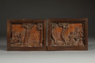 Paire de panneaux sculptés représentant des personnages à cheval dans un paysage boisé ; l'un est