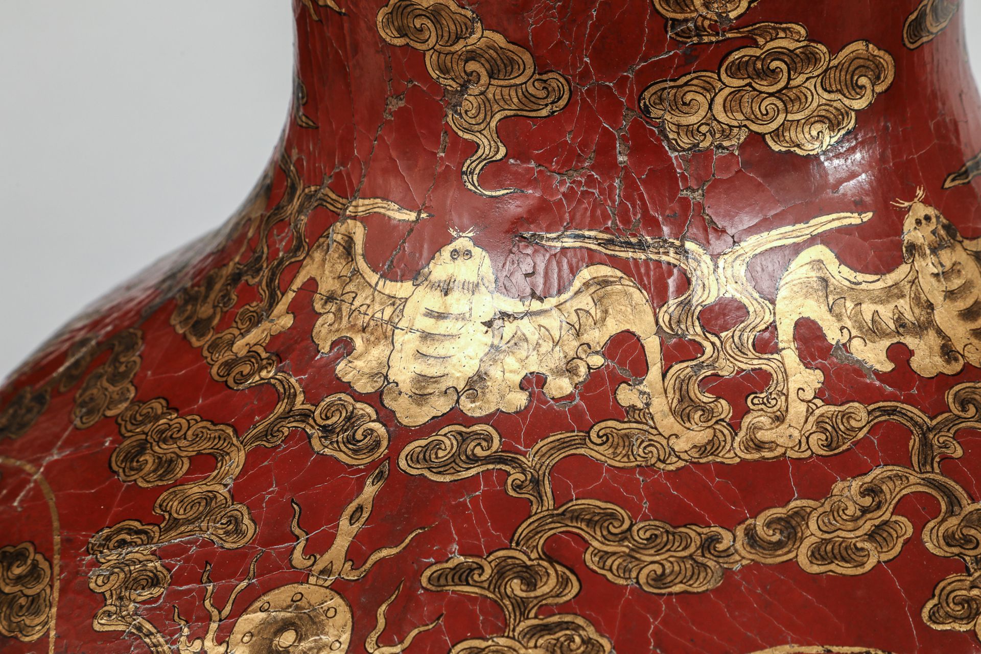Importante paire de vases globulaires en laque ornée de deux motifs de dragons et chauve souris - Bild 6 aus 7