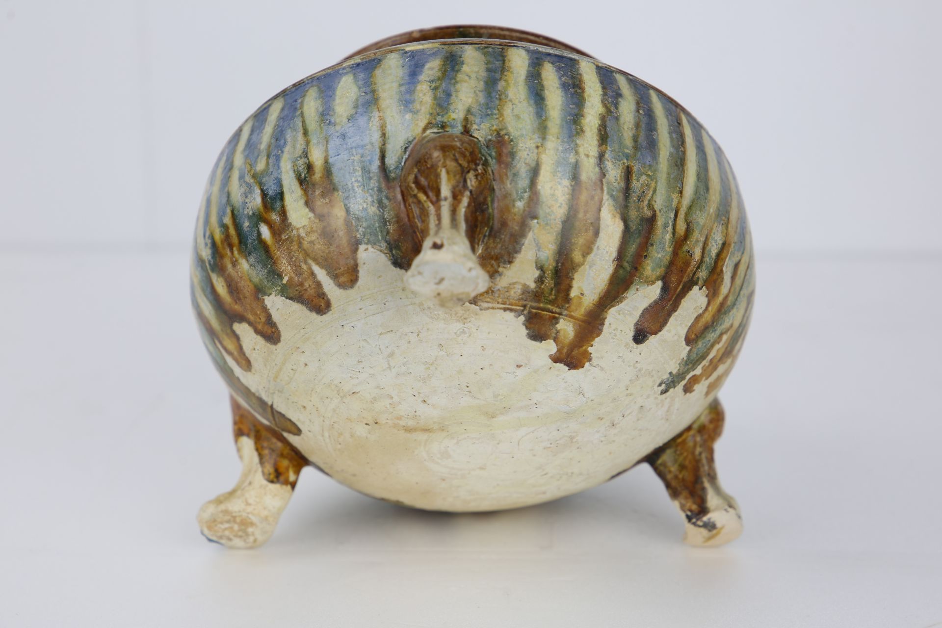 Urne tripode « Sançaï » sur piètement zoomorphe en terre cuite à glaçure trois couleurs , brune, - Bild 3 aus 4