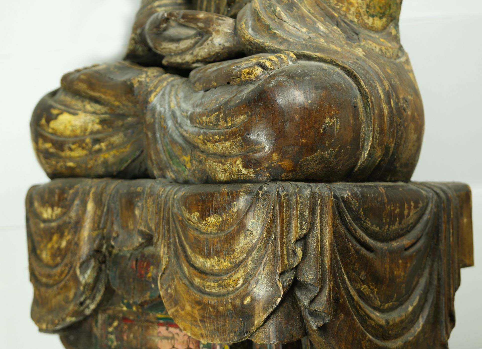 Statue processionnelle du Boddhisattva Kwan Yin assis en méditation , sur un haut socle étagé, - Bild 4 aus 8