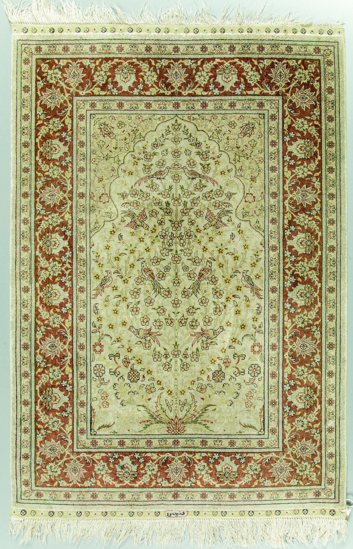 Tapis de prière en soie beige et ocre à décors de Mirhab , branchages, frises florale et oiseau de