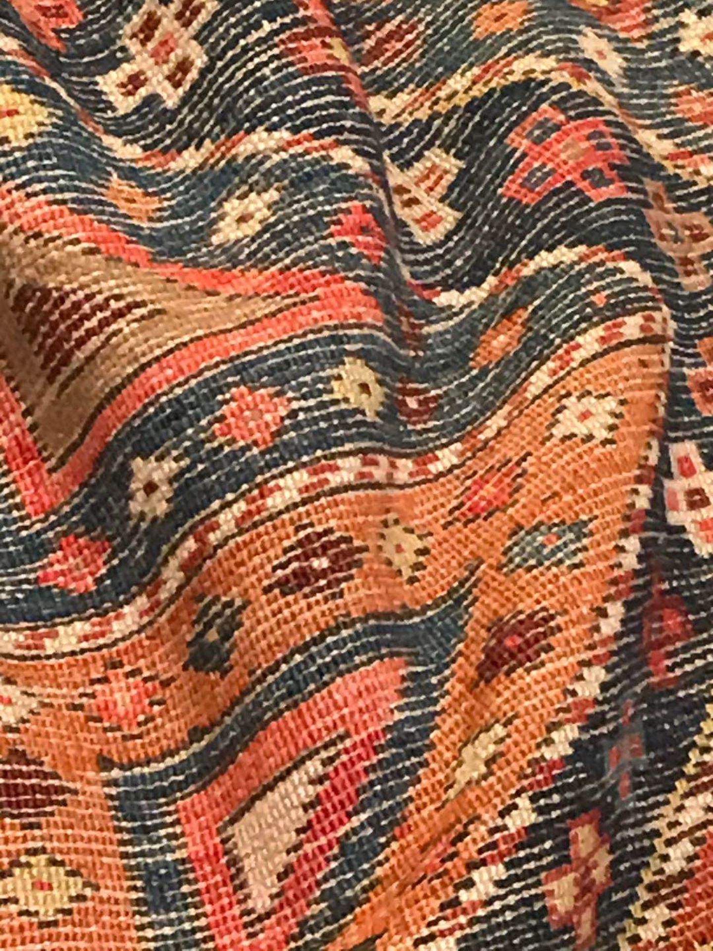 Tapis tribal en laine polychrome à décor de motifs traditionnels 365 x 114 cm - Image 7 of 16