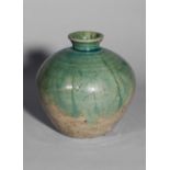 Vase globulaire à petit col ourlé en grès porcelaineux à glaçure monochrome verte et beige
