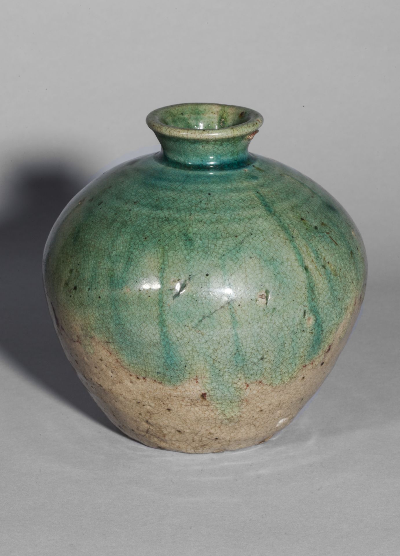 Vase globulaire à petit col ourlé en grès porcelaineux à glaçure monochrome verte et beige