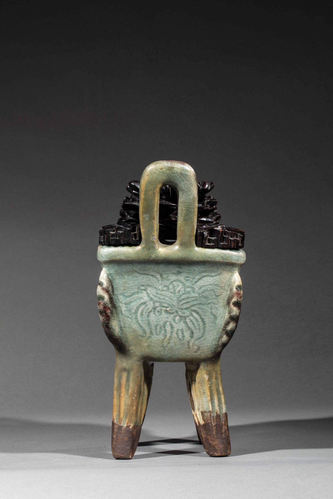 Brûle parfum Fangding archaïsant en épaisse porcelaine incisée de motif floraux sous glaçure - Image 4 of 6
