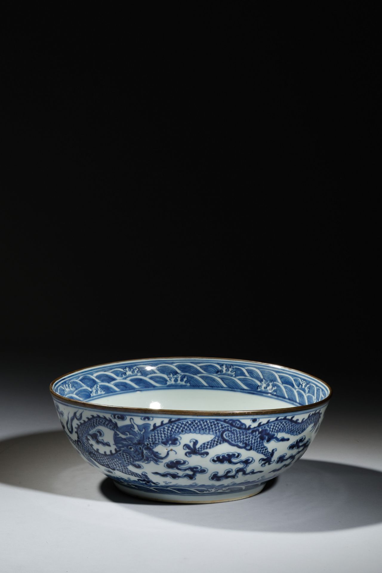 Large coupe en porcelaine blanche décorée en bleu cobalt sous couverte de dragons impériaux flottant - Image 5 of 8