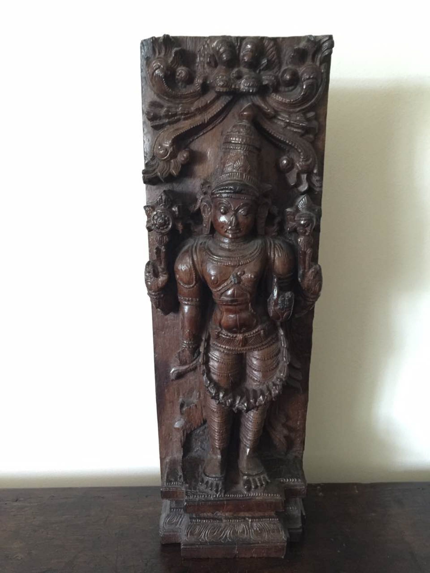 Panneau de charriot processionnel illustré de Vishnu debout en abanga abrité sous un yali, coiffé