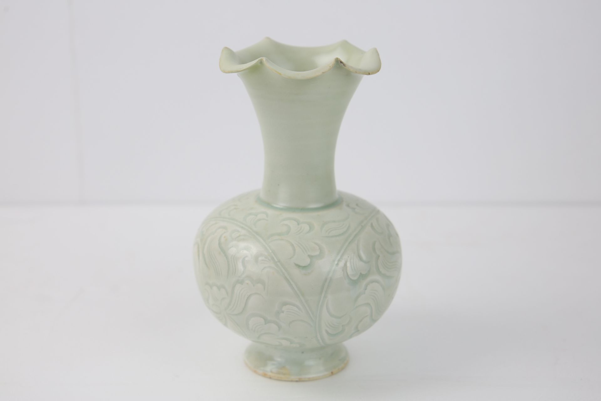 Vase collerette «  Qinbaï » sur pied en couronne, panse globulaire et col cornet ouvert en feston au