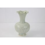 Vase collerette «  Qinbaï » sur pied en couronne, panse globulaire et col cornet ouvert en feston au