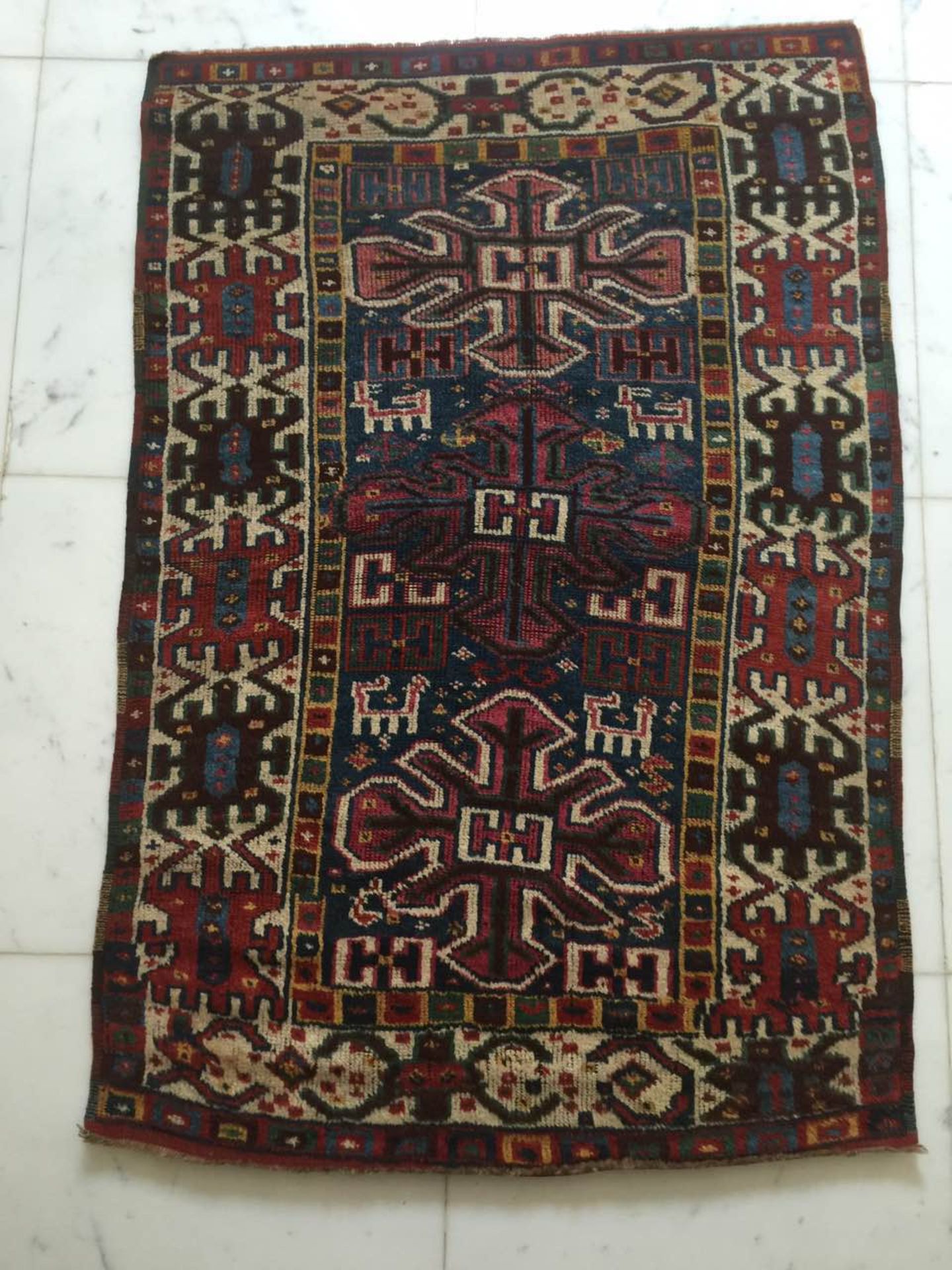 Tapis tribal en laine polychrome à décor de motifs traditionnels 159 x 200 cm