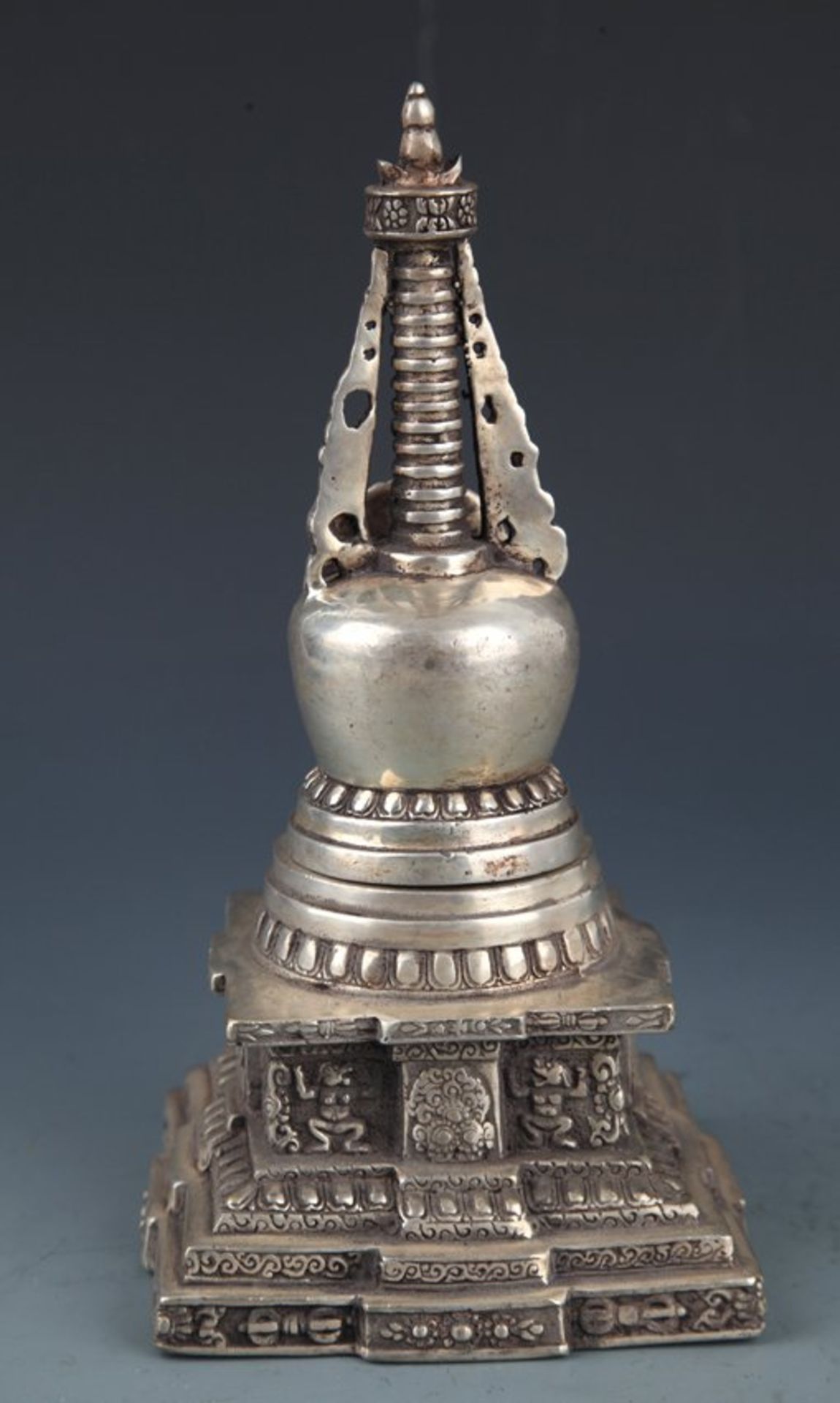 Reliquaire stupa, monument commémoratif de la mort du Buddha symbolisant la loi bouddhique La base - Bild 2 aus 7