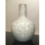 Vase Ghe Yao globulaire à col droit en porcelaine à glaçure monochrome blanche craquelée Chine