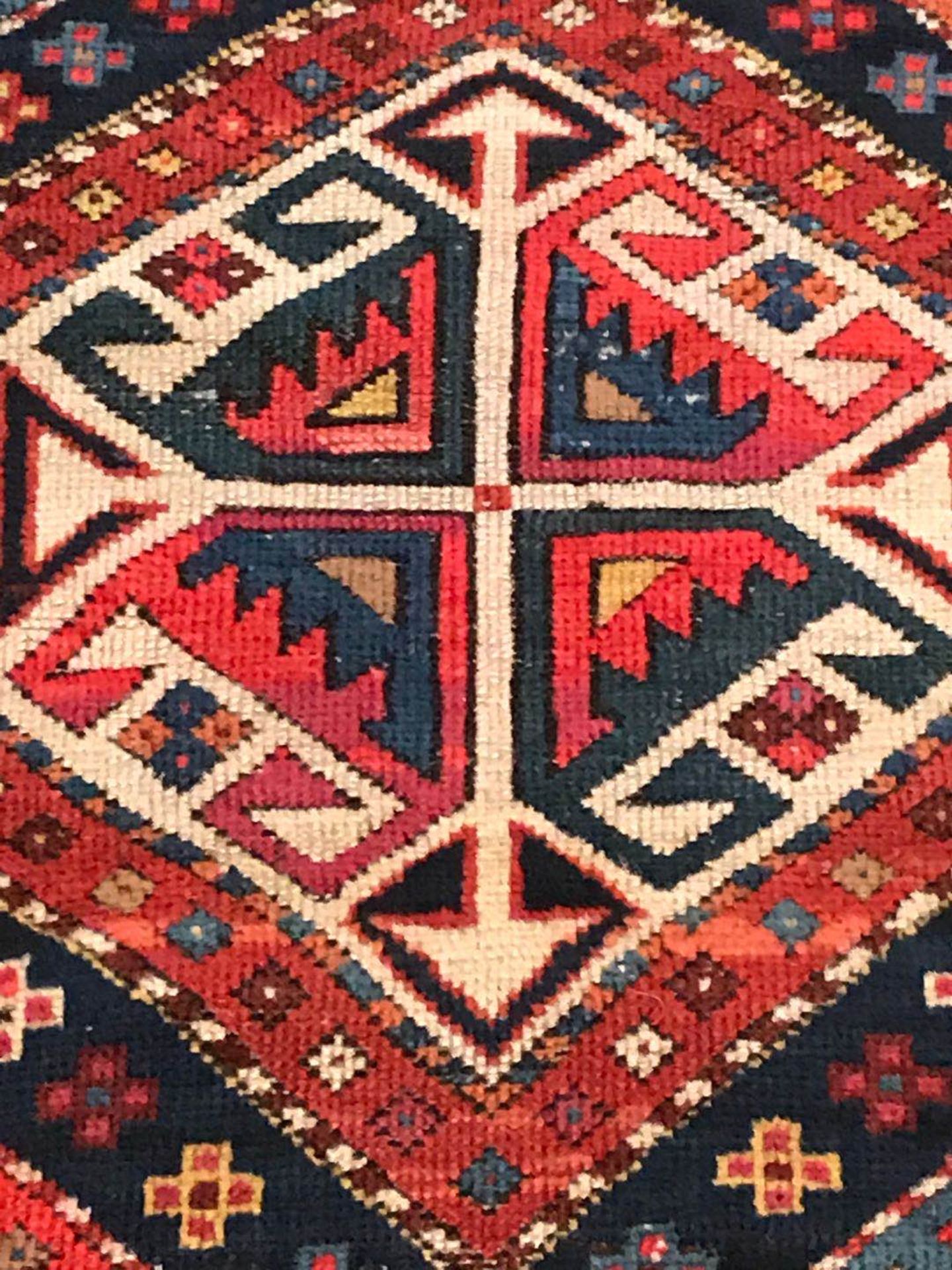 Tapis tribal en laine polychrome à décor de motifs traditionnels 365 x 114 cm - Image 13 of 16