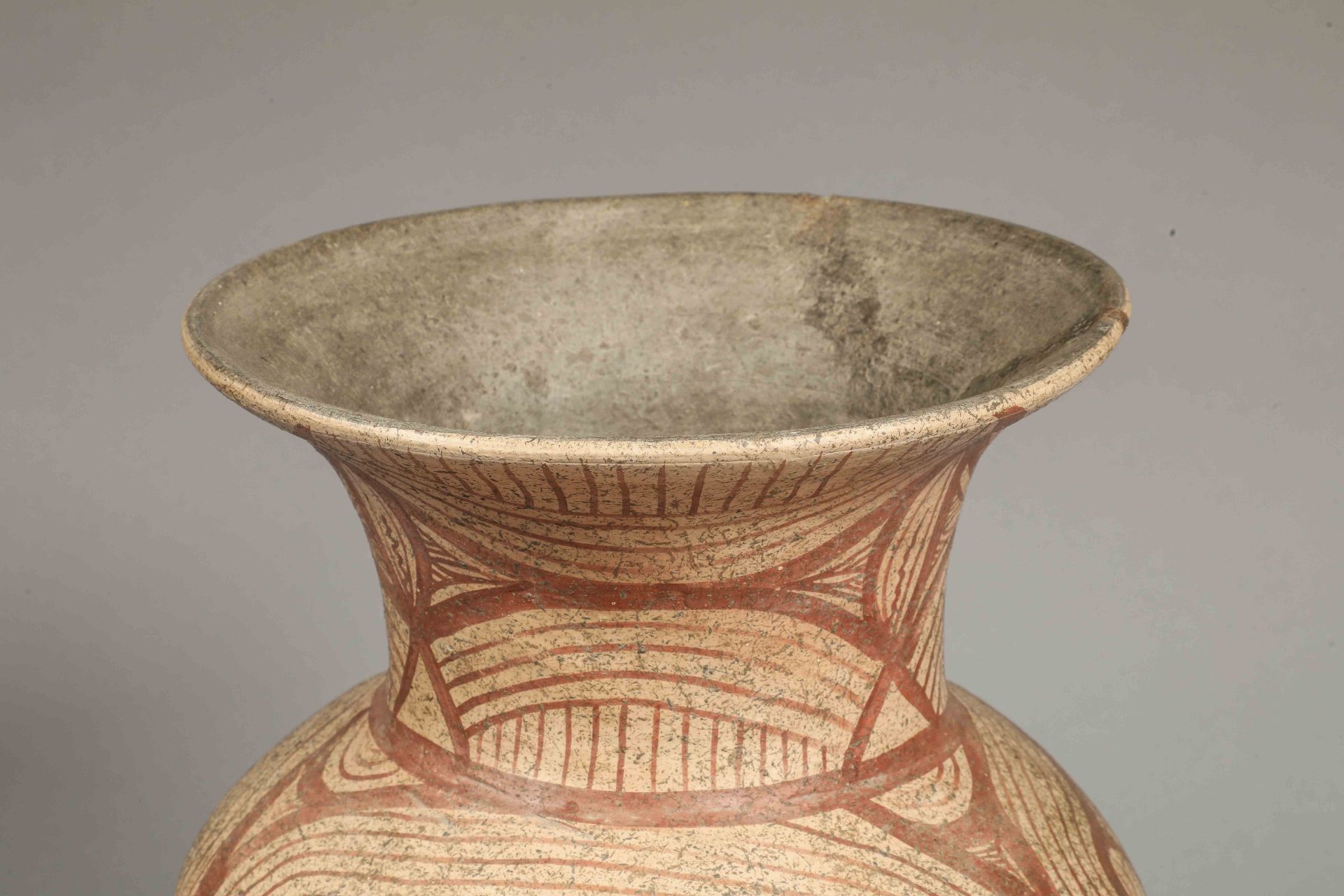 Vase sur piédouche à panse globulaire et col évasé en terre cuite décoré en ocre rouge de motifs - Bild 3 aus 4