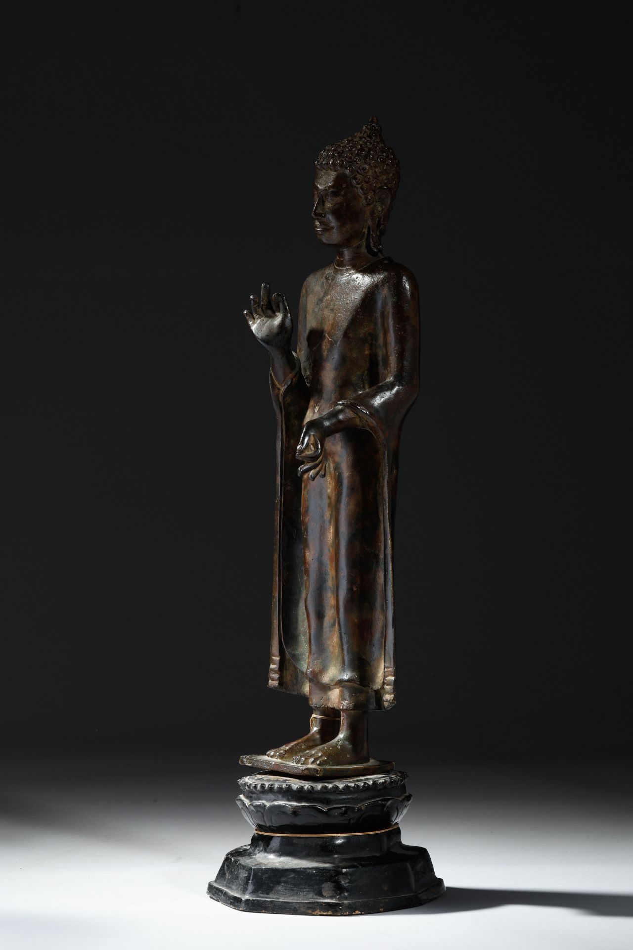 Buddha debout en posture hiératique, sur une base lotiforme , vêtu d’une robe monastique « - Image 2 of 6