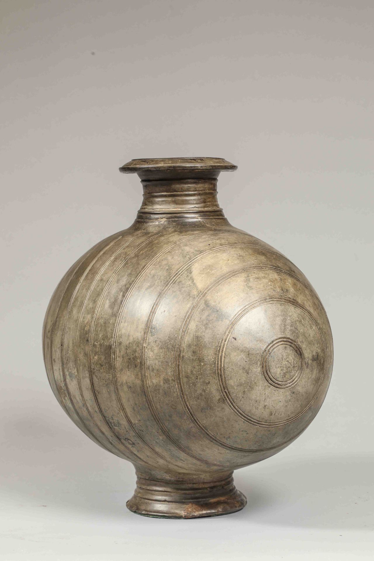 Vase « Cocon » sur piédouche décoré de lignes verticales incisées Terre cuite grise Chine Dynastie - Image 2 of 4