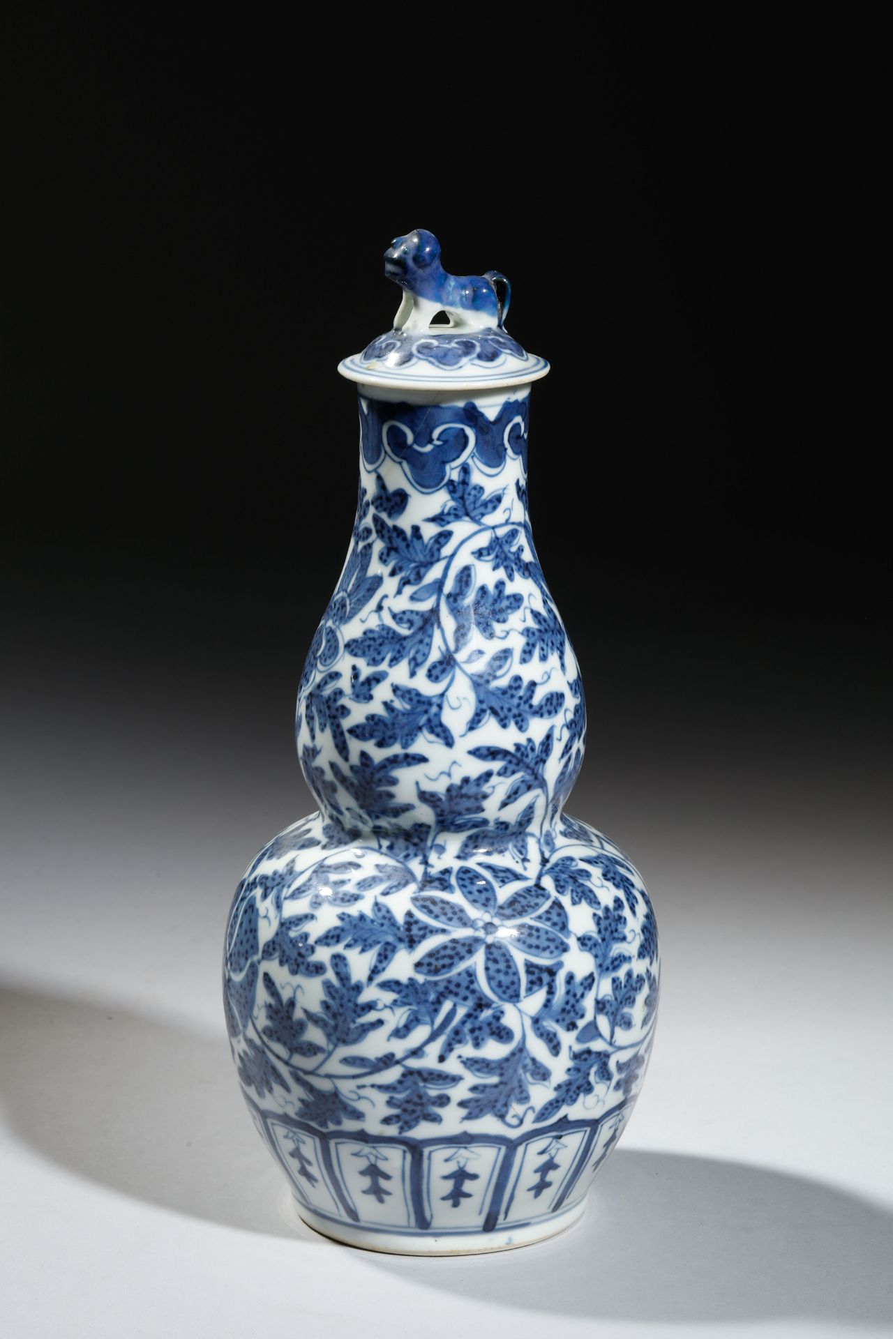 Vase « coloquinte » double gourde à petit couvercle surmonté d’une chimère, en porcelaine blanche - Bild 2 aus 6