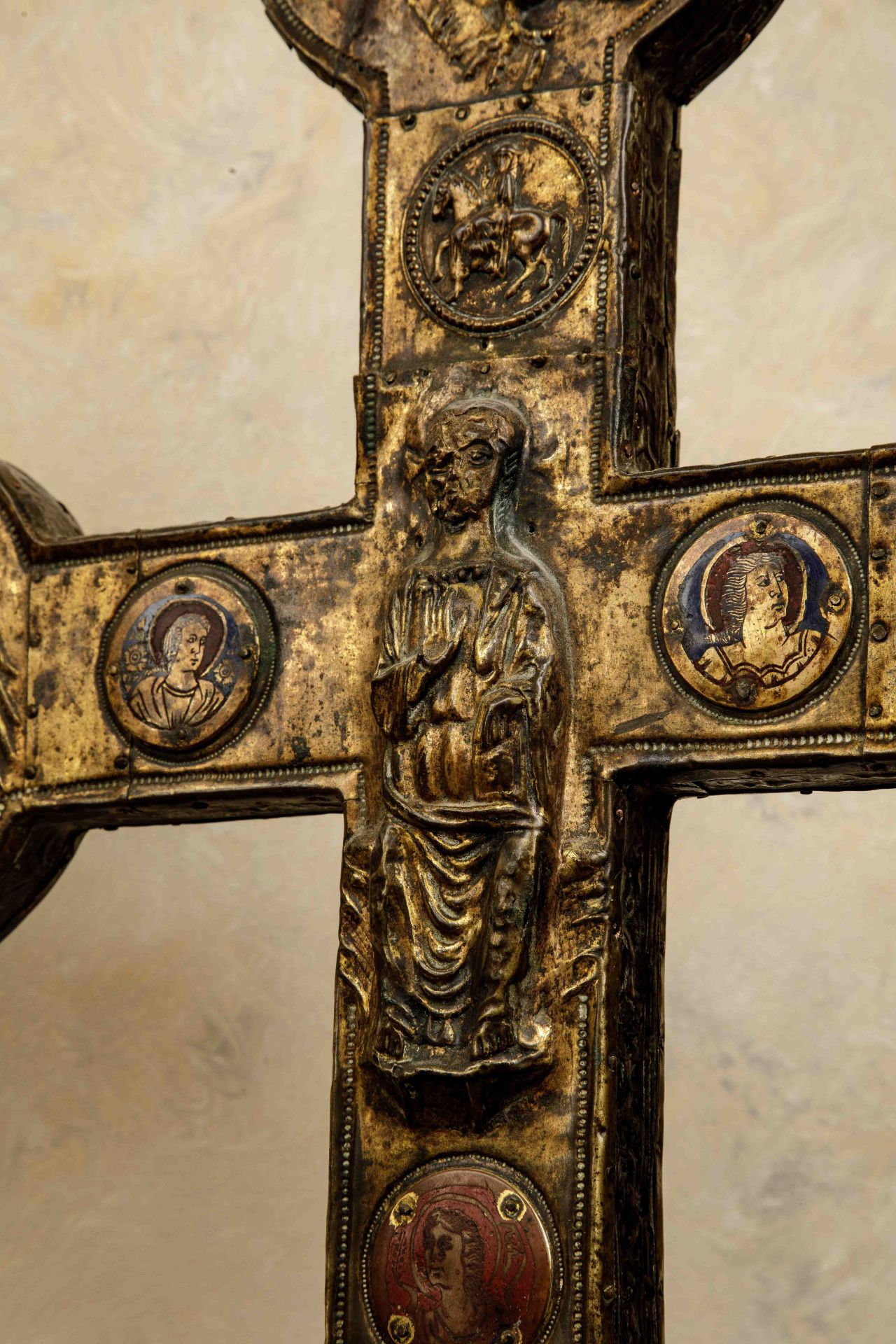 Croix de procession en cuivre Italie 14 eme siècle Ht 55cm x 39cm x 3cm Parfait état - Bild 3 aus 3