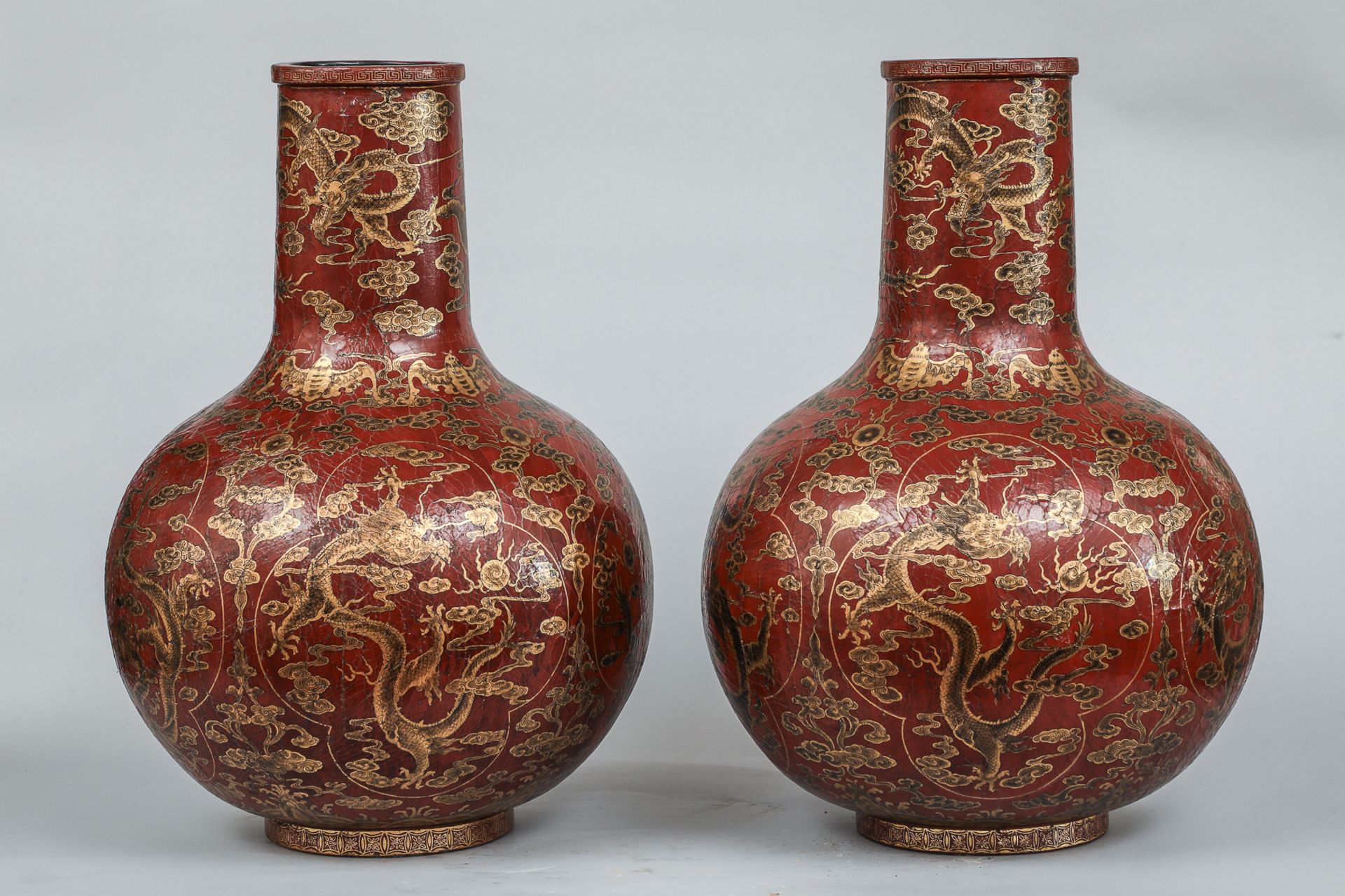 Importante paire de vases globulaires en laque ornée de deux motifs de dragons et chauve souris - Bild 2 aus 7