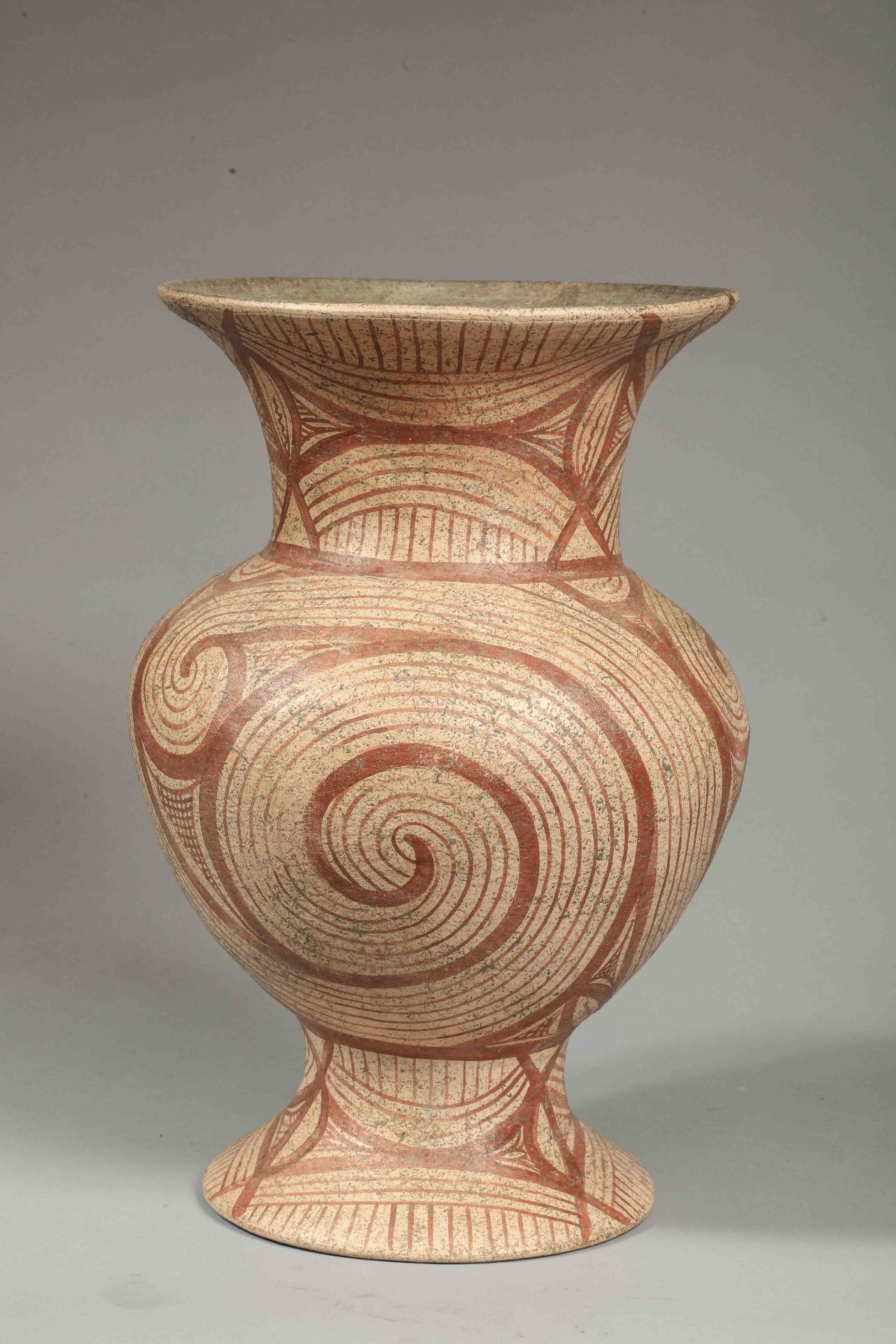 Vase sur piédouche à panse globulaire et col évasé en terre cuite décoré en ocre rouge de motifs - Bild 2 aus 4
