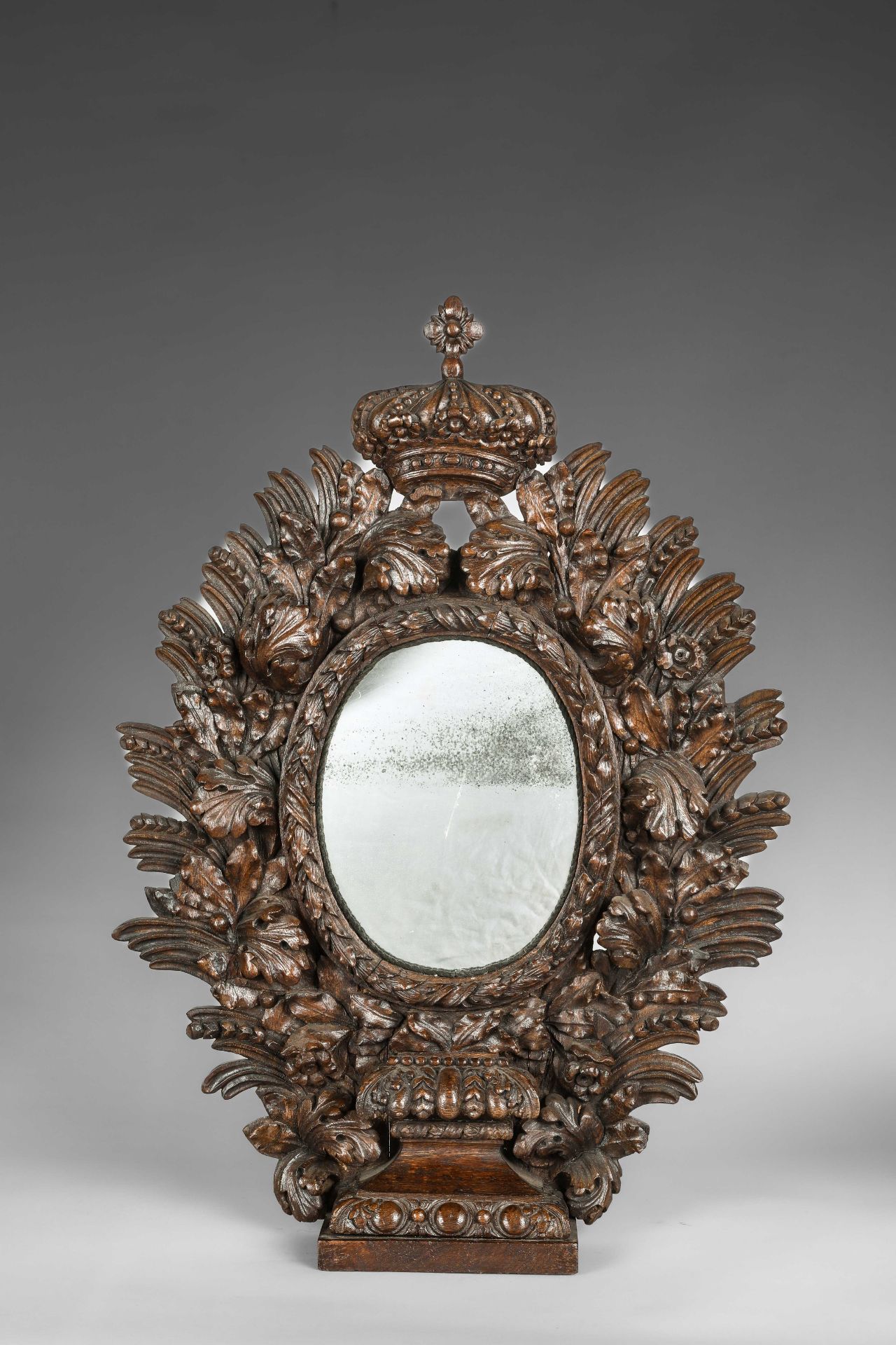 Paire de miroirs ovales a encadrements de guirlandes de feuillages surmontés d'une couronne Le - Image 2 of 4