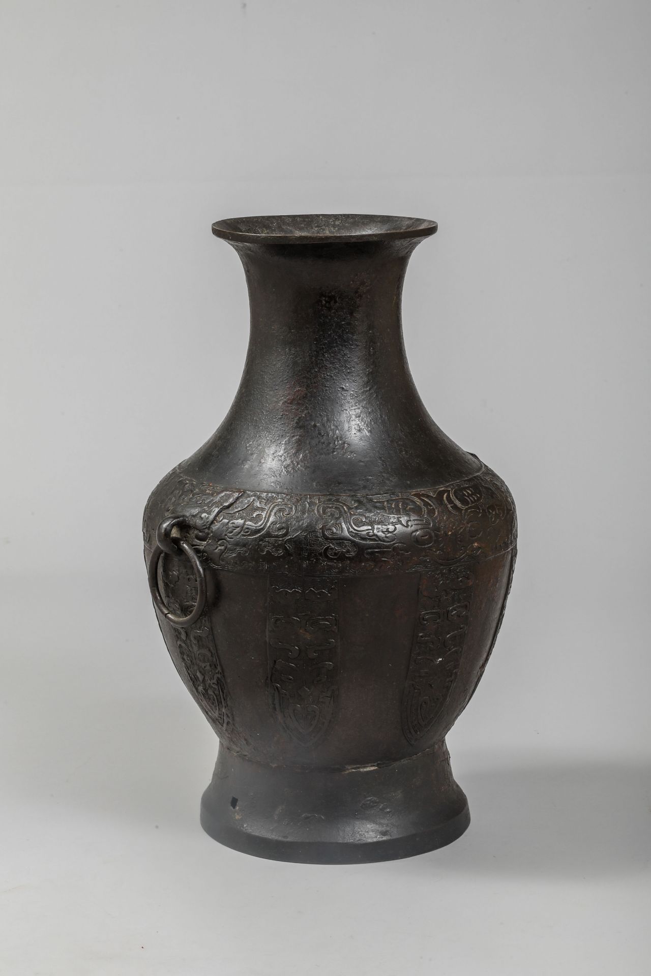 Vase de forme « HU » moulé à l’épaulement d’une frise de motifs archaïsants et bannières retombant - Image 2 of 5