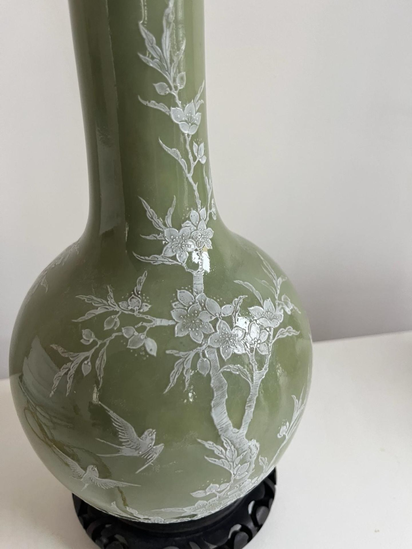 Vase globulaire à haut col droit en porcelaine à glaçure céladon orné d’un prunus en blanc sur la - Image 6 of 7