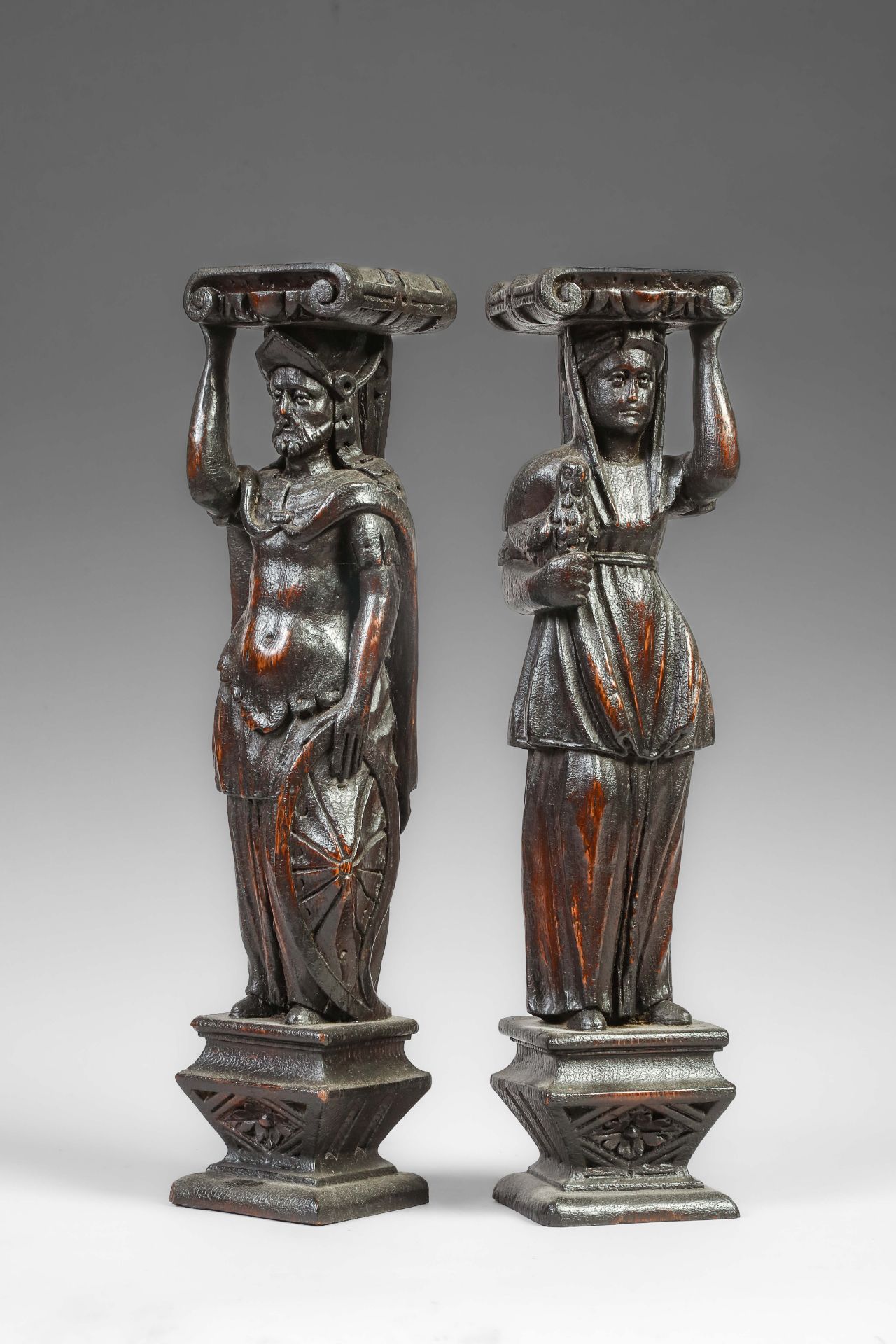 Paire de cariatides illustrant un couple de la mythologie grecque Athena ? debout sur des bases - Image 2 of 4