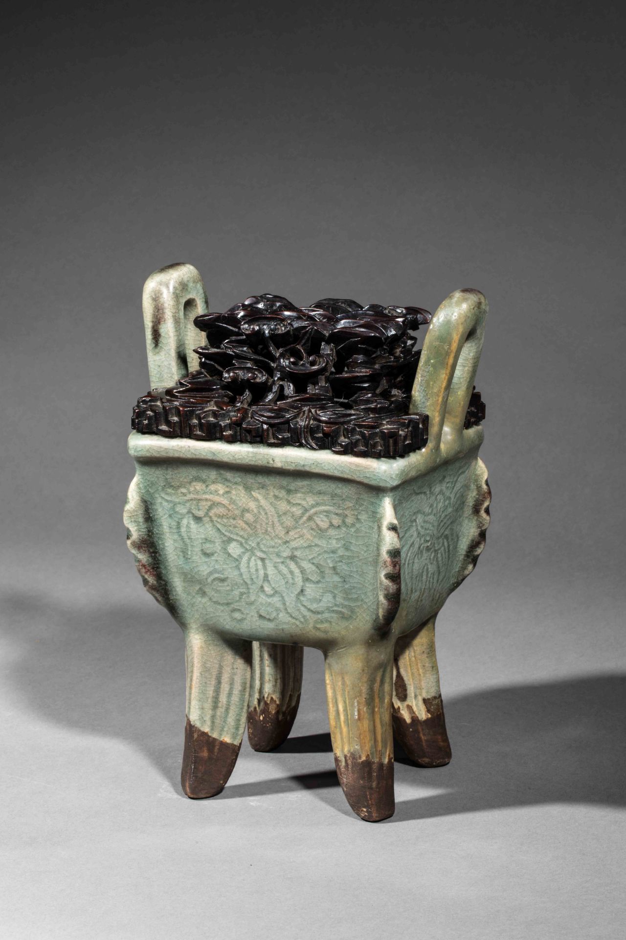 Brûle parfum Fangding archaïsant en épaisse porcelaine incisée de motif floraux sous glaçure - Image 2 of 6