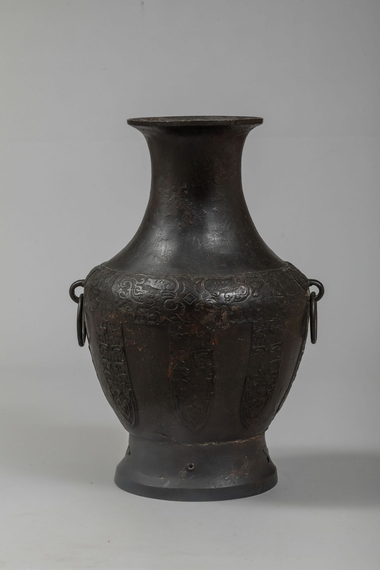 Vase de forme « HU » moulé à l’épaulement d’une frise de motifs archaïsants et bannières retombant