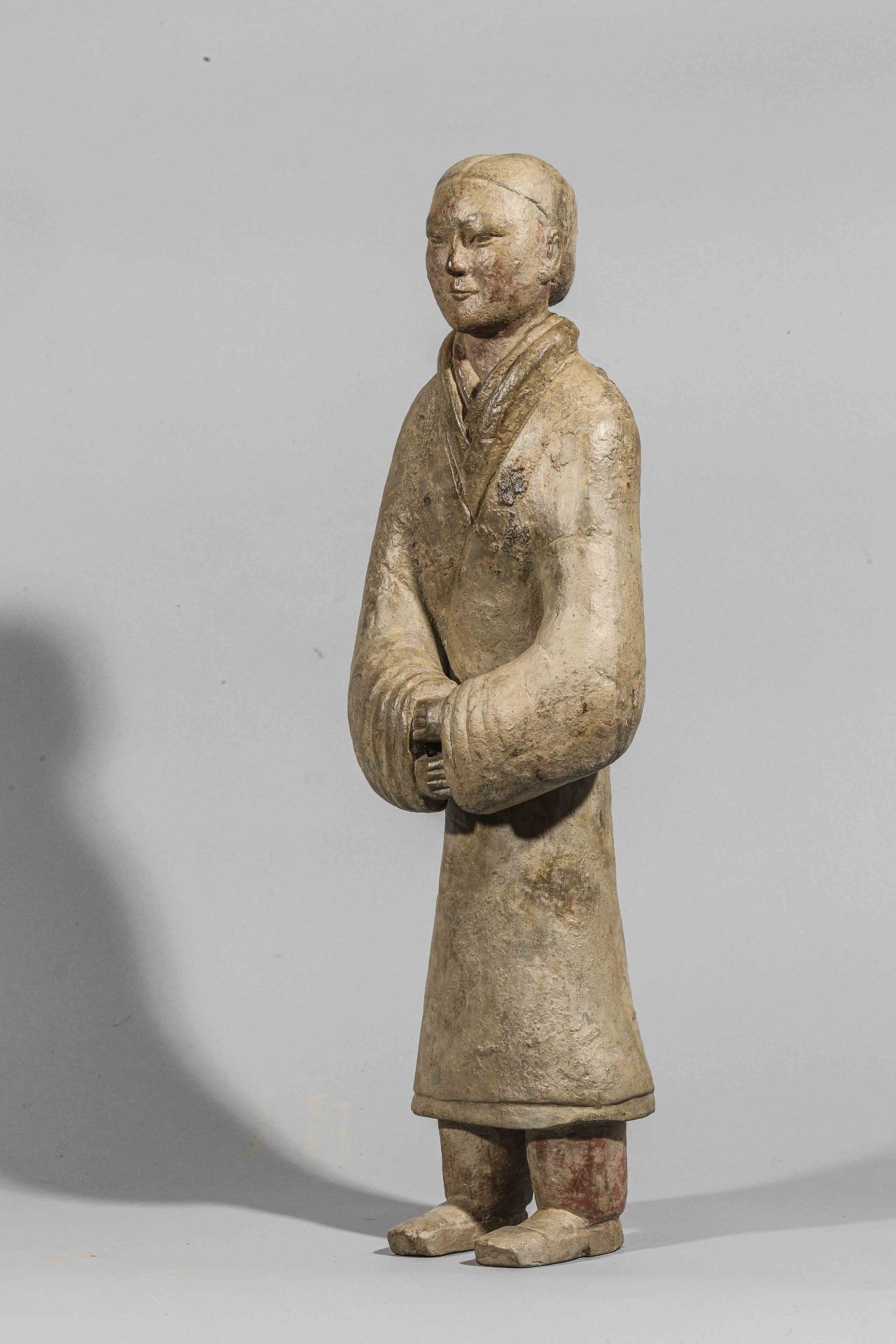 Mingqi Dignitaire debout dans une posture hiératique, vêtu d’une grande tunique à longues manches - Bild 5 aus 6