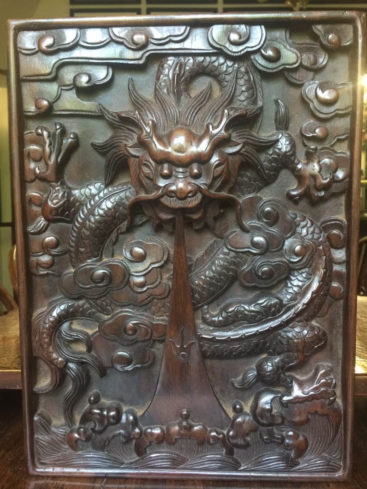 Panneau d'éléments d'architecture ou de mobilier ciselé en haut relief d'un dragon céleste