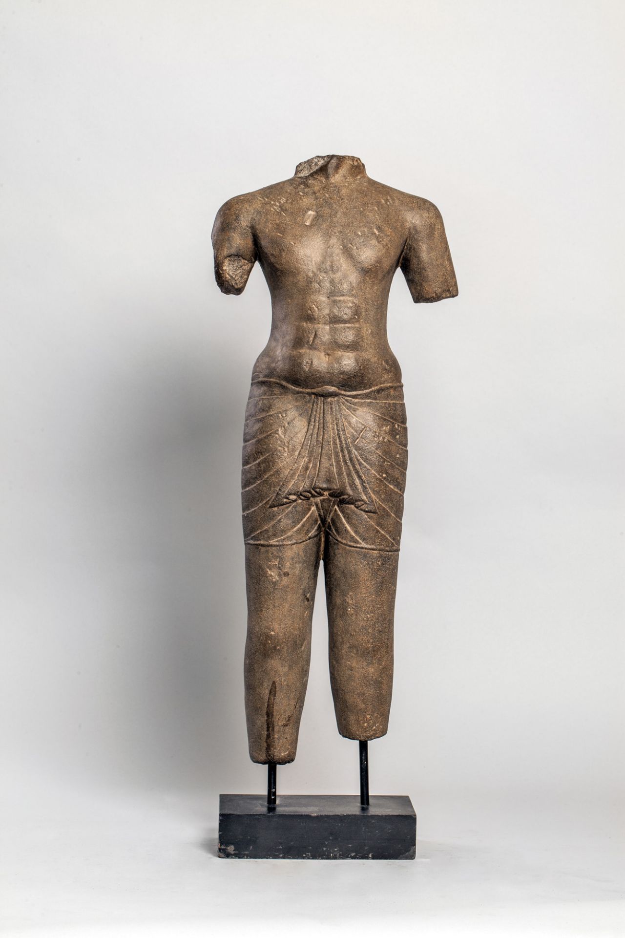 Torse de divinité masculine, Shiva ou Vishnu, au modelé juvénile et athlétique, vêtu d’un « Sampot »